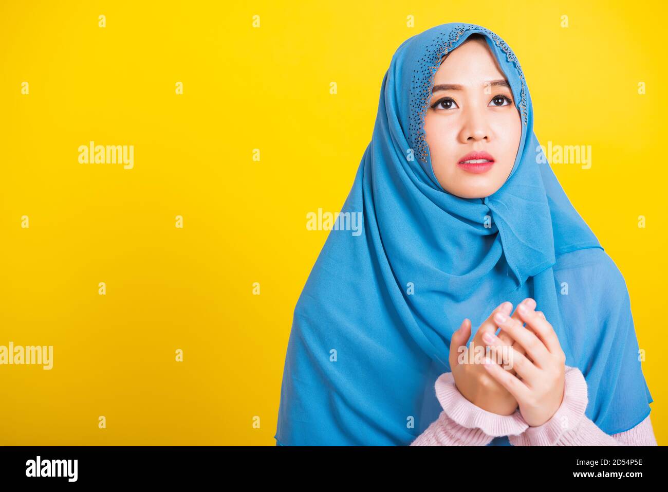 Asian Muslim Arab, Portrait of happy beautiful young woman religious ...
