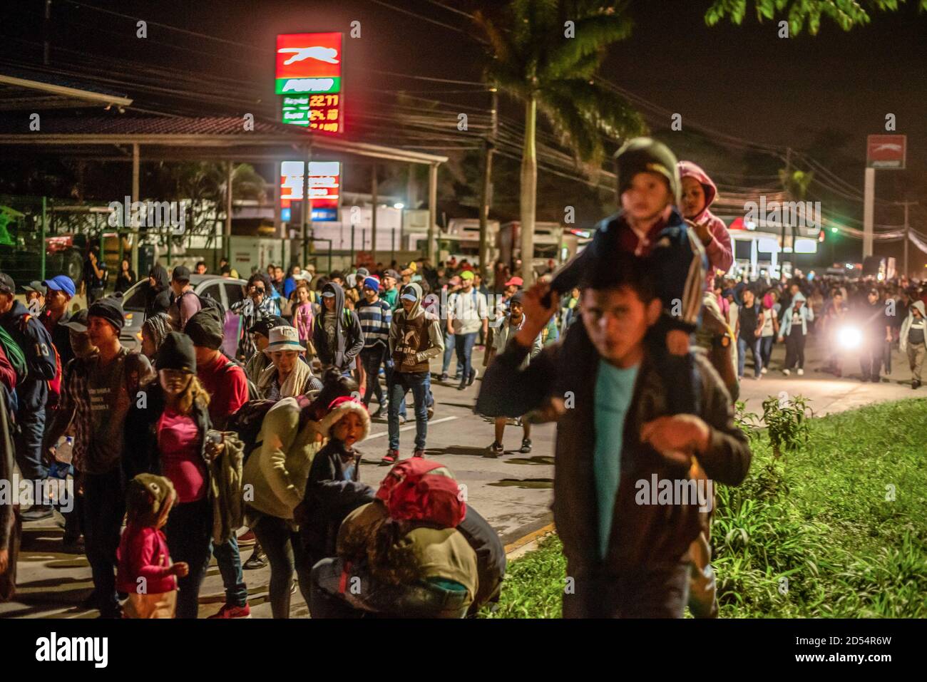 San Pedro Sula, Honduras. 15th Jan, 2020. Migrants walk with their children towards the Guatemalan border at 4am on the first day of their journey to the U.S. border. Migrants are fleeing from extreme poverty and gang violence, hoping to find a better life in the U.S. They must travel over 3,000 miles through Guatemala and Mexico, often times with nothing but the clothes on their back, to reach the border in Tijuana, Mexico where their fate is undecided. Credit: Seth Sidney Berry/SOPA Images/ZUMA Wire/Alamy Live News Stock Photo