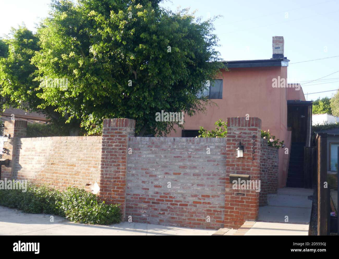 West Hollywood, California, USA 12th October 2020 A general view of atmosphere of actress Linda Hamilton, actress Jennifer Jason Leigh, actress Donna Dixon, actress Glynnis O'Connor's former home at 8955 Norma Place on October 12, 2020 in West Hollywood, California, USA. Photo by Barry King/Alamy Stock Photo Stock Photo
