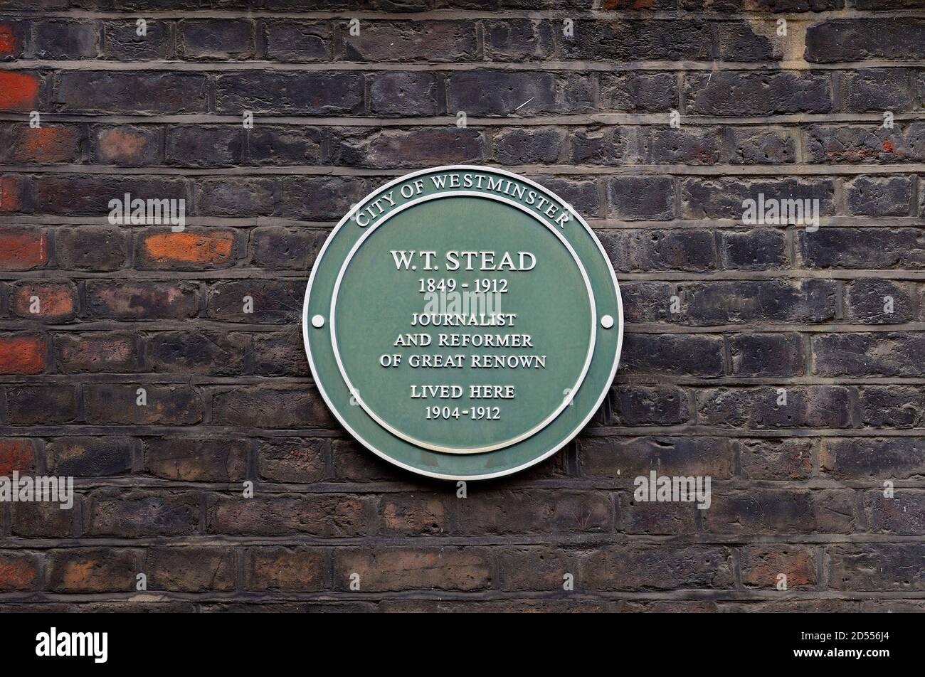 London, England, UK. Commemorative Green Plaque: W. T. Stead (1849-1912) journalist and reformer of great renown, lived here, 1904-1912. 5 Smith Squar Stock Photo