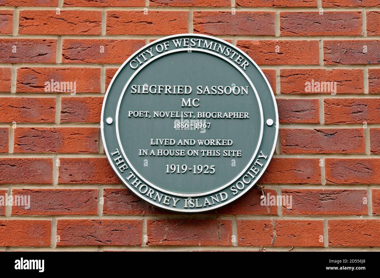 London, England, UK. Commemorative Green Plaque: Siegfried Sassoon MC, Poet, novelist, biographer (1886-1967) lived and worked in a house on this site Stock Photo