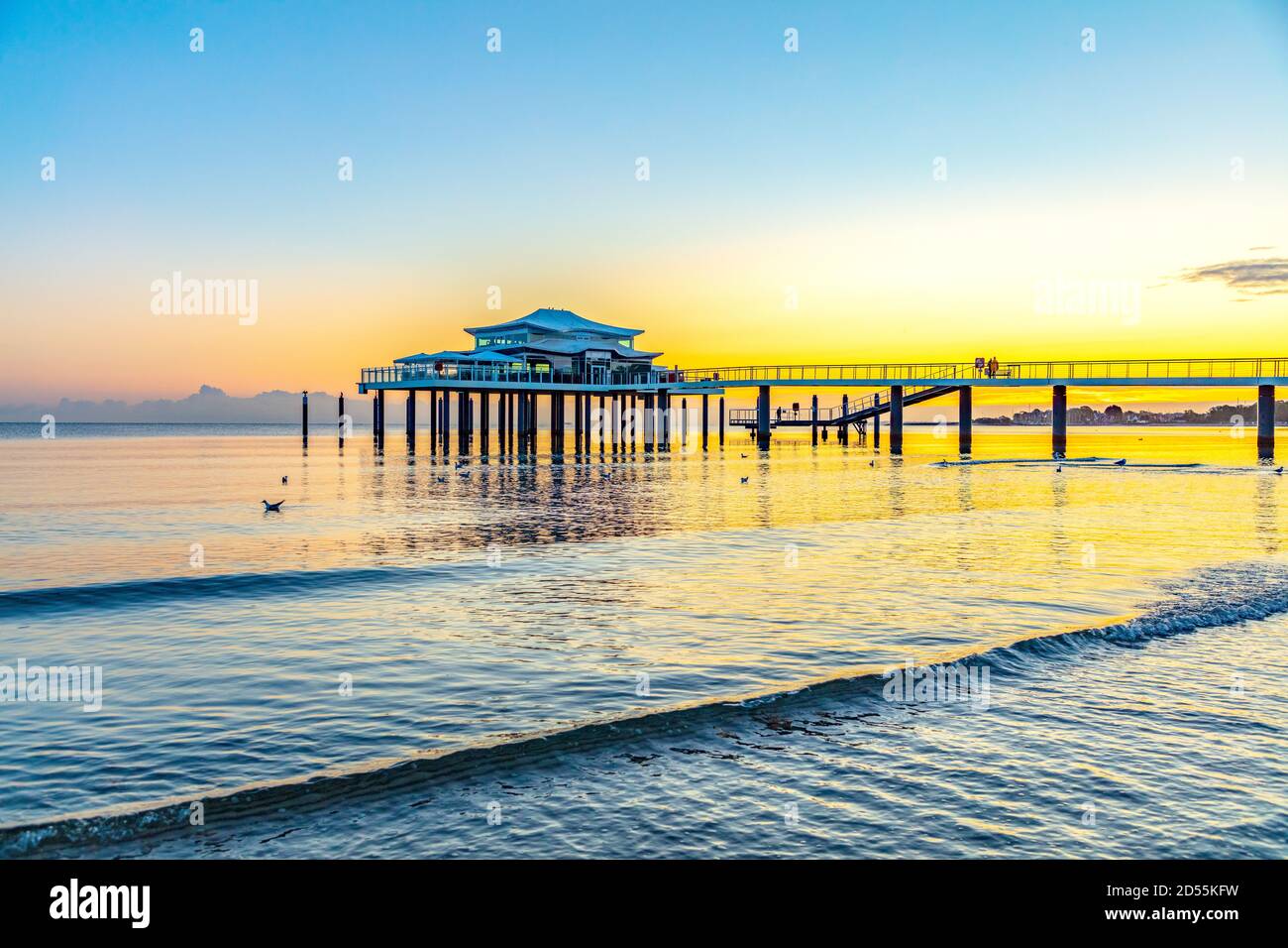 Deutschland, Schleswig-Holstein, Ostseeküste. Sommenaufgang am Timmendorfer Strand. Blick zur Seeschlösschenbrücke. Stock Photo