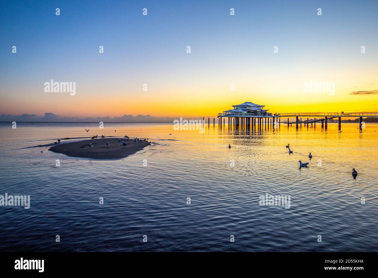 Deutschland, Schleswig-Holstein, Ostseeküste. Sommenaufgang am Timmendorfer Strand. Blick zur Seeschlösschenbrücke. Stock Photo