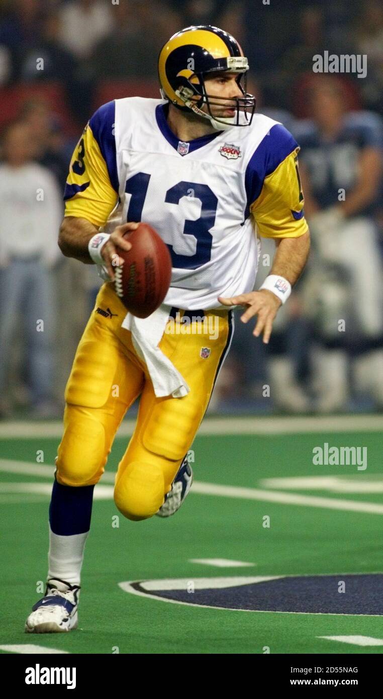 St. Louis Rams' quarterback Kurt Warner looks for receiver during fourth action of Super Bowl XXXIV, January 30. The Rams defeated the Tennessee Titans 23-16 to win the NFL Championship.