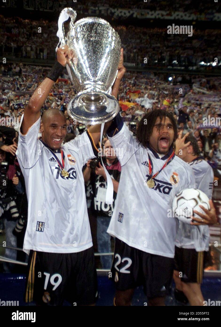 Real Madrid's Nicolas Anelka (L) and Christian Karembeu celebrate after the Champions  League final at the Stade de France in Paris May 24. Real Madrid beat  Valencia 3-0. PS/JDP Stock Photo - Alamy