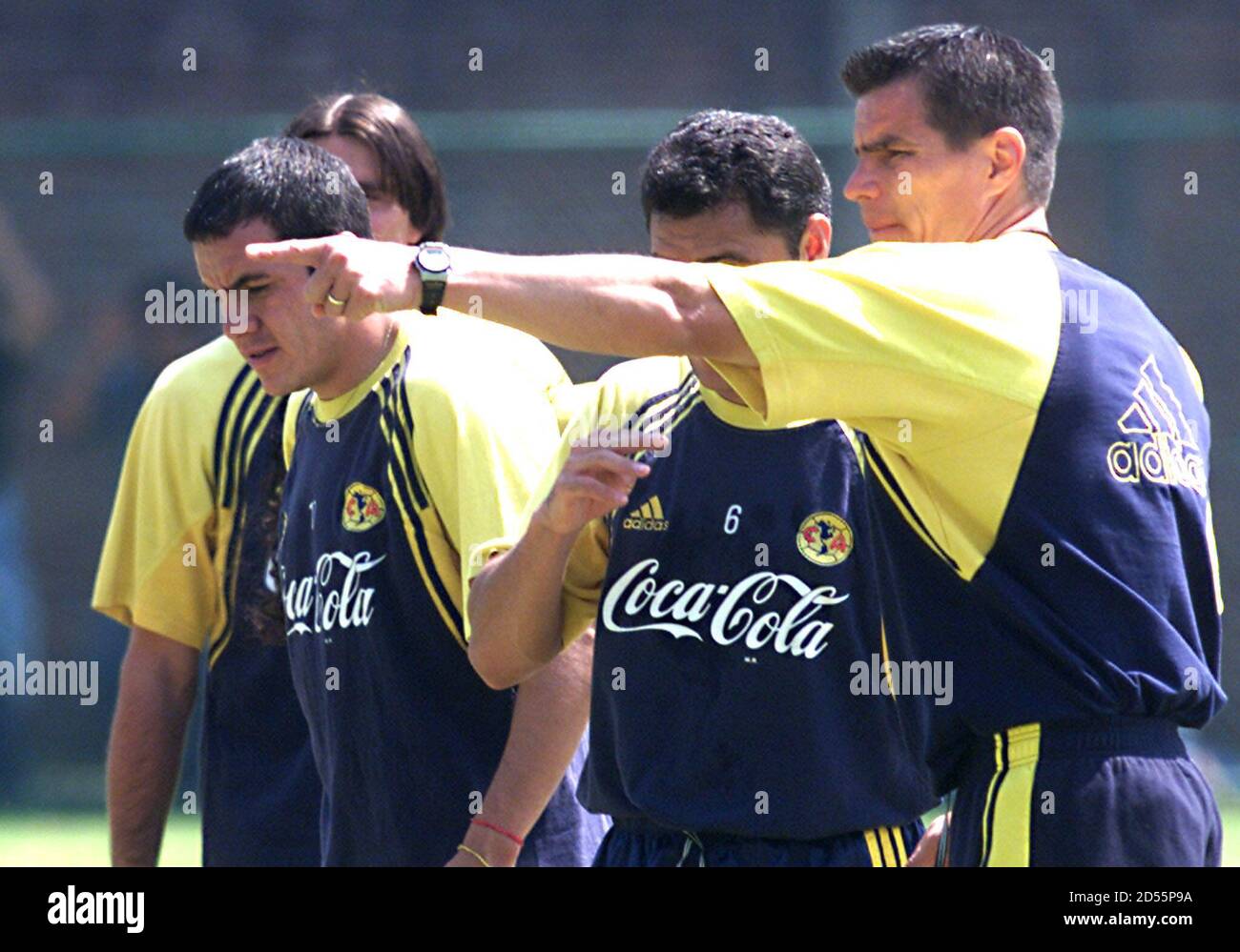 Mexico's America coach Alfredo Tena (R) points as he directs a team  training session with Cuauhtemoc Blanco (L) ahead of their Copa  Libertadores semi-final against Argentina's Boca Juniors, June 5. The two