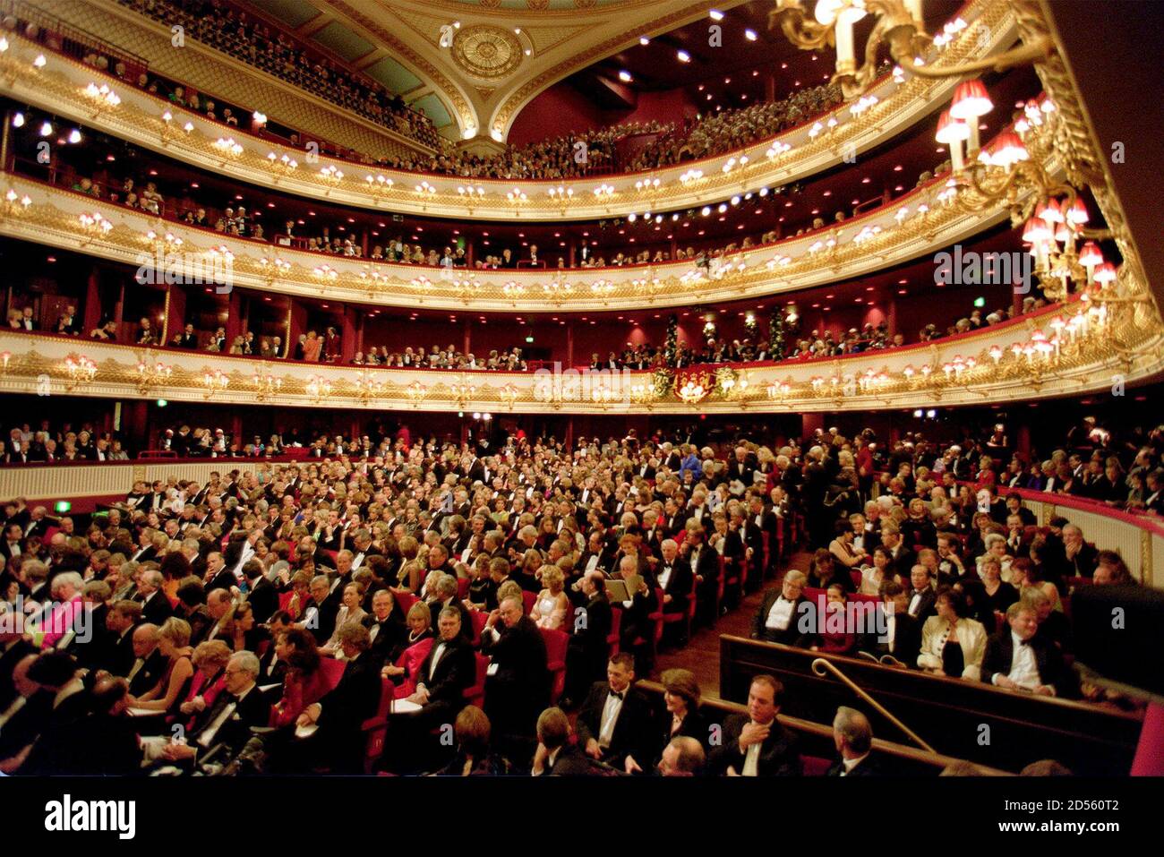 Theatre audience. Ковент Гарден театр. Королевский оперный театр в Лондоне. Зрительный зал Ковент Гарден. Сцена опера Ковент Гарден.