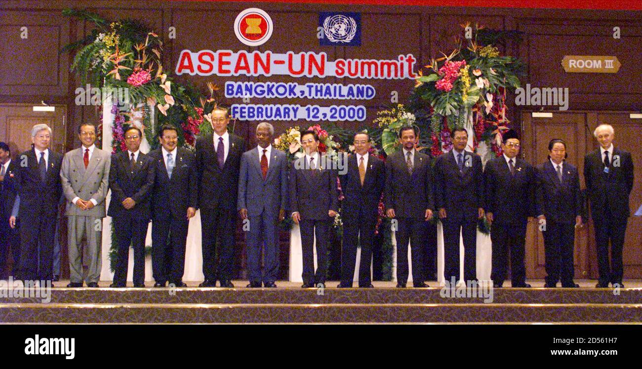 Leaders of the Association of South East Asian Nations (ASEAN) gather for a  group picture with United Nations Secretary General Kofi (6th L) before an  inaugural summit between ASEAN and the UN