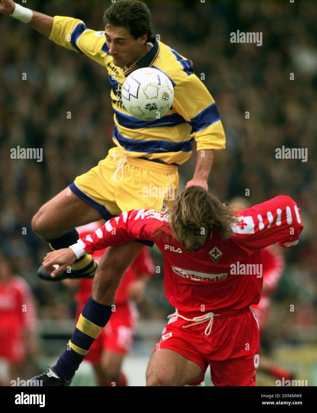 Parma's miedfielder Dino Baggio (top) jumps for the ball with Argentine  Fiorentina's striker Gabriel Batistuta during their Italian first league  soccer match at Tardini stadium in Parma October 31. Parma won the