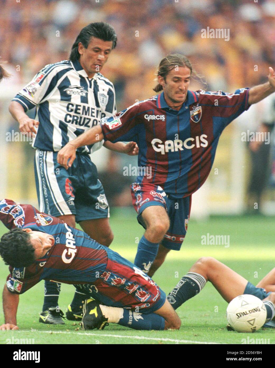Manuel Sol (R) of Club Atlante and teammate Argentine Jose Celaya (falling)  fight for the ball with Mexican Alberto Rodriguez (L) of Club Pachuca, in  the 16th round game of the first