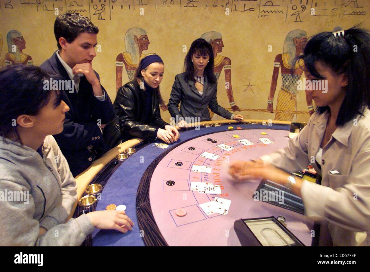 Фараон стол казино казино отель экскалибур