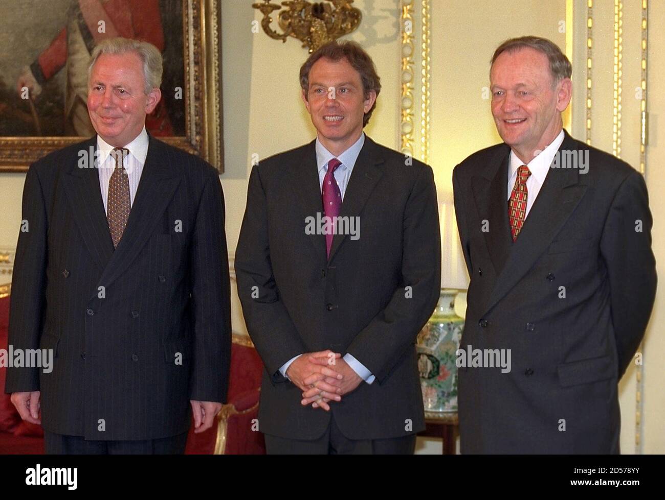 British Prime Minister Tony Blair (C) poses with European Union President  Jaques Santer (L) and Canadian Prime Minister Jean Chretien at a EU-Canada  Summit at Number 10 Downing St, May 14. The