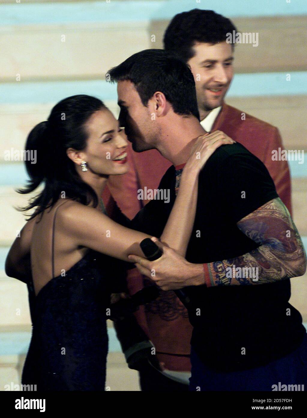 Spanish Singer Enrique Iglesias Gets A Kiss From Spanish Actress Ines