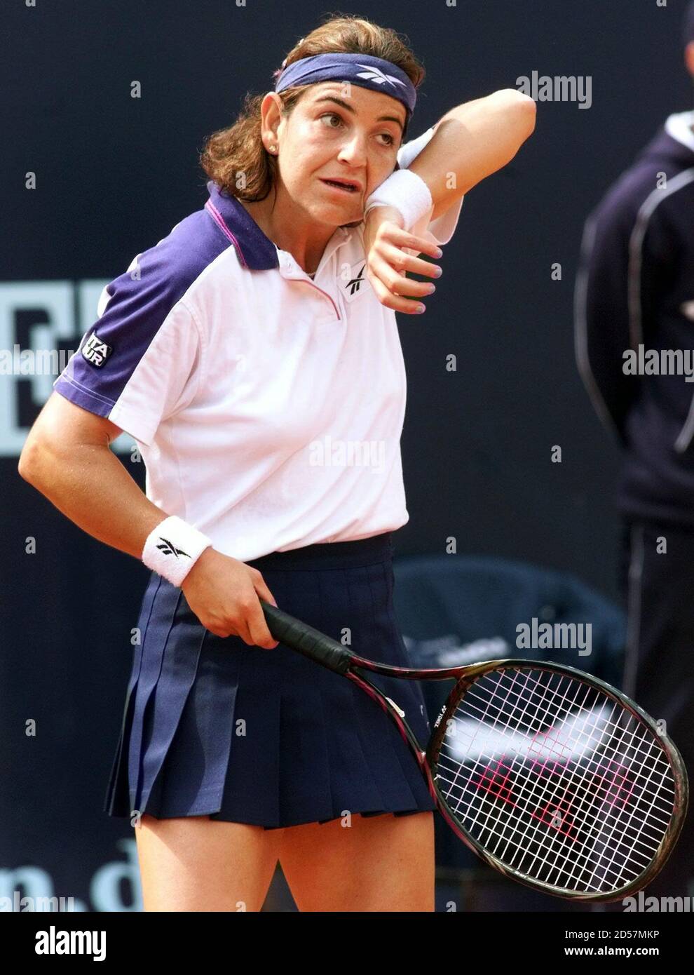 SPANISH TENNIS PLAYER SANCHEZ VICARIO WIPES HER FACE DURING HER MATCH  AGAINST MARTINEZ OF SPAIN IN BERLIN. Spanish tennis player Arantxa Sanchez  Vicario wipes her face during her match against Conchita Martinez