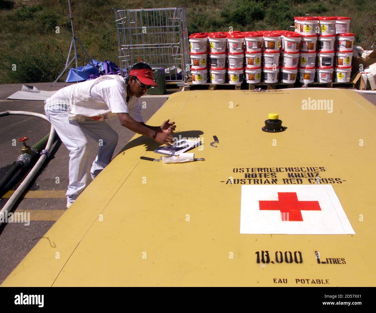 Føderale I modsætning til et eller andet sted A Red Cross worker checks a purified water container at the joint  Swedish-Austrian Red Cross Emergency Response Unit (ERU) operation setup  near Choluteca in Southern Honduras, November 26. The unit produces some
