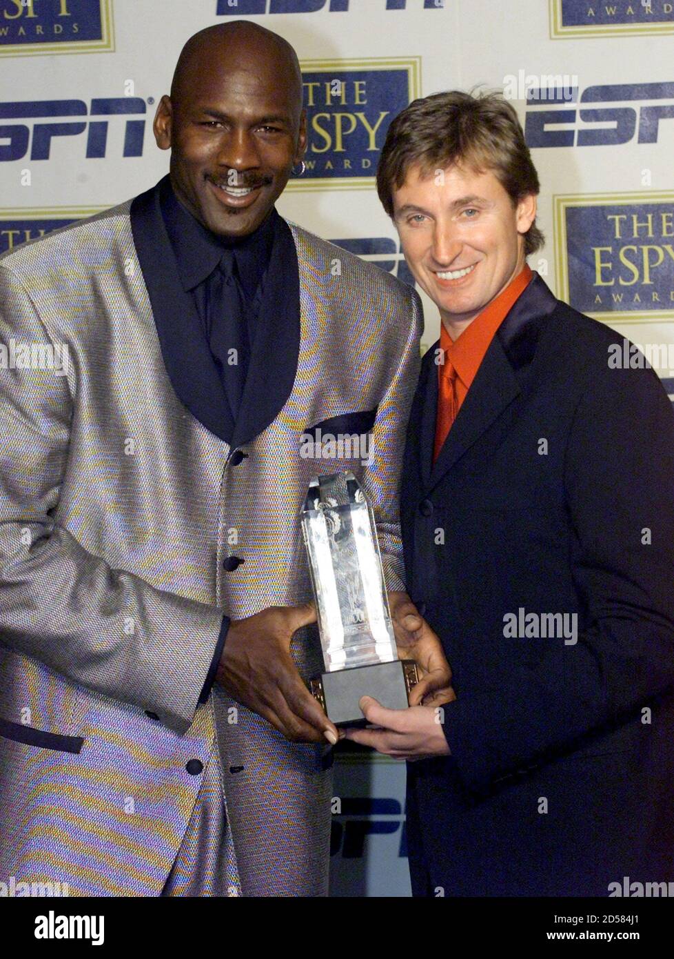Besøg bedsteforældre omdrejningspunkt omgivet Basketball great Michael Jordan (L) and hockey legend Wayne Gretzky pose at  the eighth annual ESPY Awards show in Las Vegas February 14. Jordan was the  only athlete to receive two inaugural