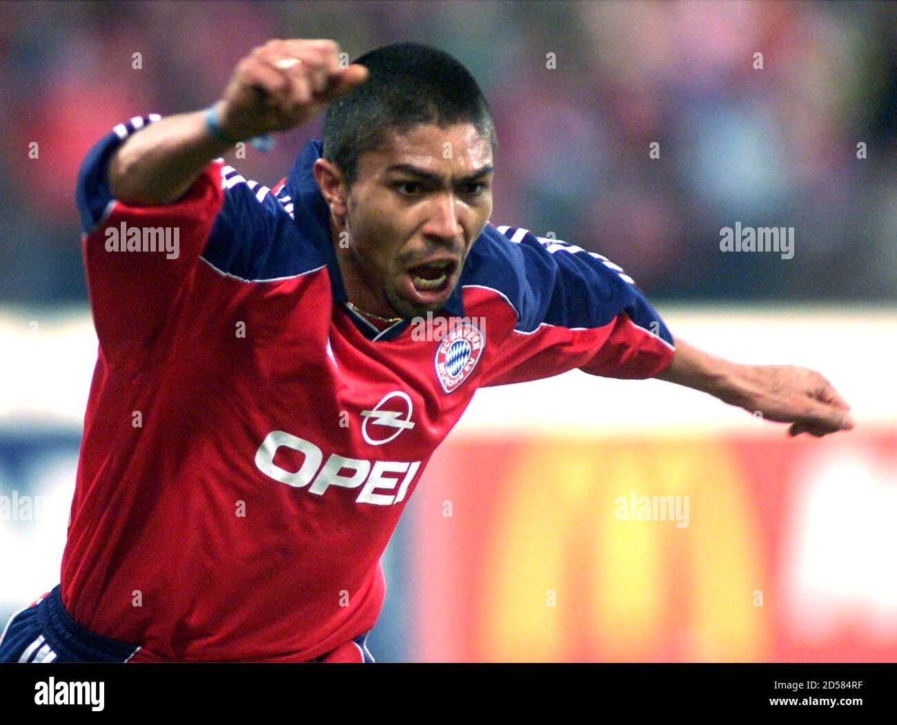 Giovane Elber of the German first division soccer Club FC Bayern Munich  celebrates scoring the 2nd goal during the first minutes of their Champion's  League group C match against Real Madrid in