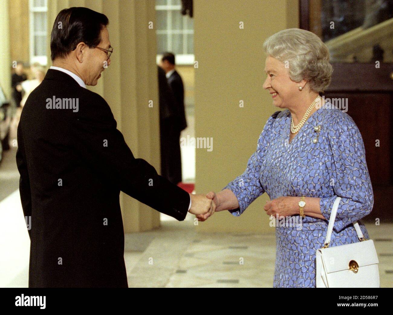Singapore's President Ong Teng Cheong (L) is greeted by the Queen on his arrival at Buckingham Palace July 7. The President is on a five day official visit to Britain.  KD/GB Stock Photo