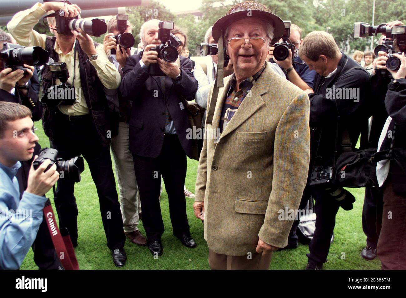 Clive dunn dad's army hi-res stock photography and images - Alamy