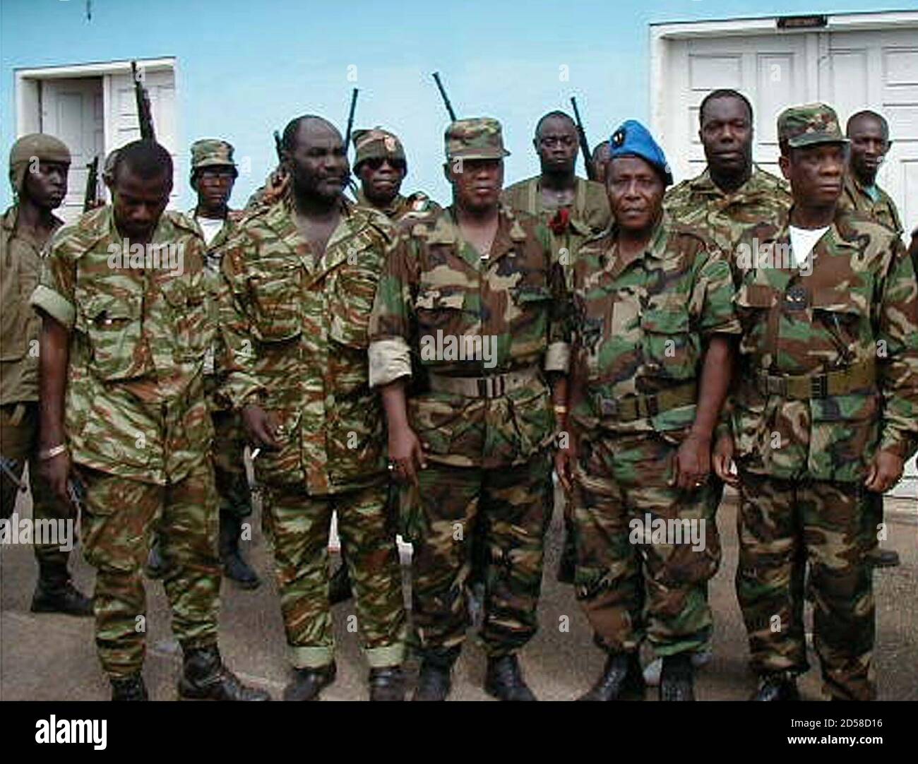 naturlig tema en kop Ivory Coast's new military ruler Robert Guei (4th R, in Blue beret) poses  December 25 with armed soldiers and members of the National Public  Salvation Committee that seized power in a Christmas