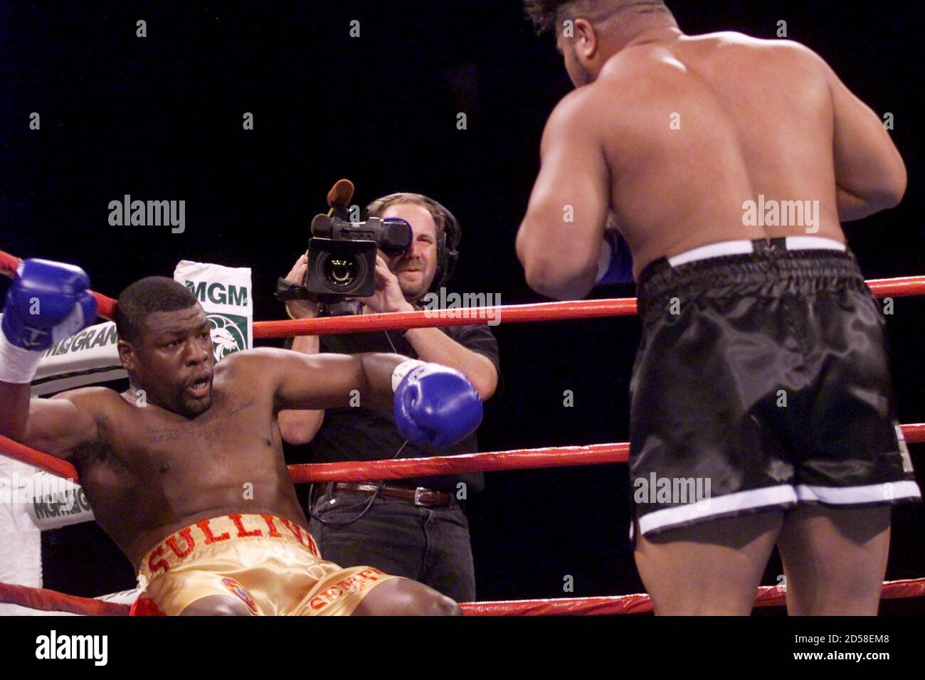David Tua R Ibf Intercontinental Heavyweight Champion From New Zealand Watches Challenger Obed Sullivan Of Mississippi Fall Into The Ropes During The First Round Of The Title Fight At The Mgm Grand