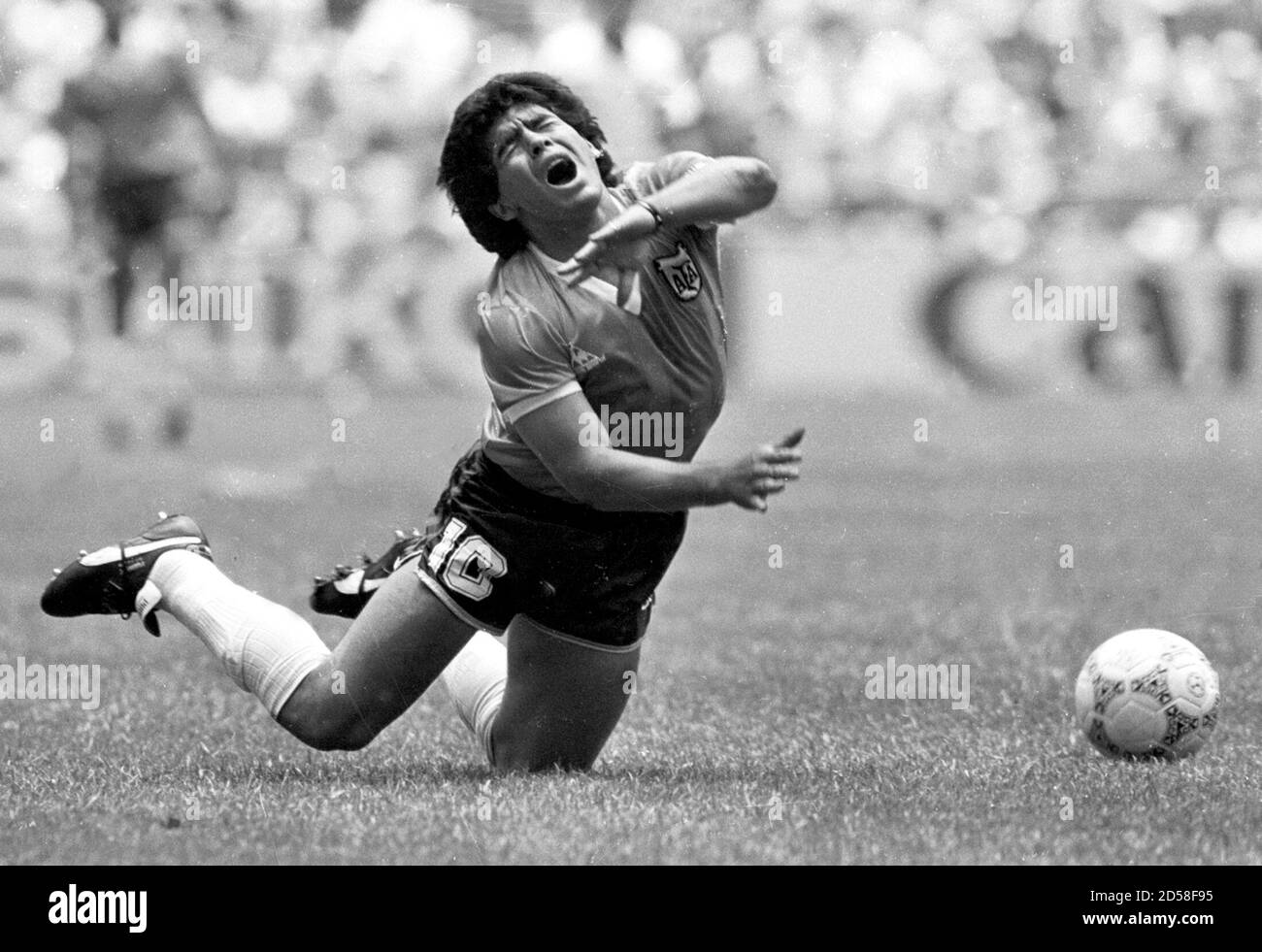 soccer-players-on-pitch-black-and-white-stock-photos-images-alamy