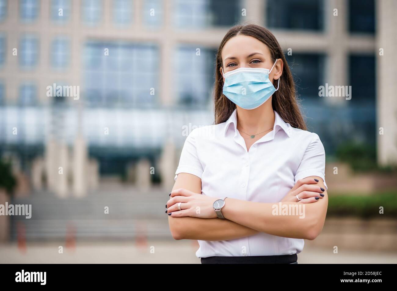 Office worker wearing flu mask hi-res stock photography and images - Alamy