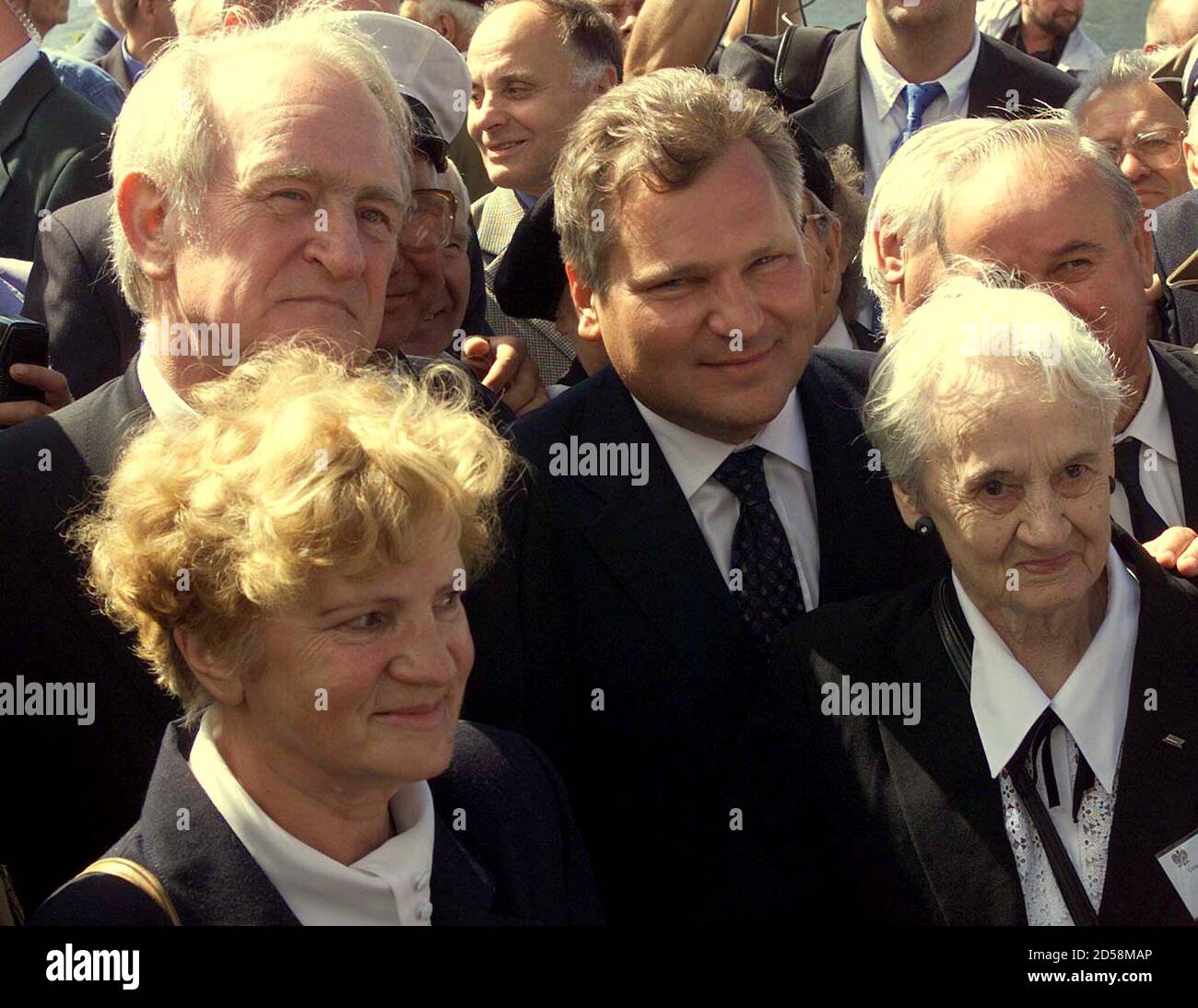 Polish President Aleksander Kwasniewski (C) and his German counterpart  Johannes Rau (L) pose for a picture together with World War II veterans  Janina Brzozowska (L) and Zofia Gawlicz (R) in front of