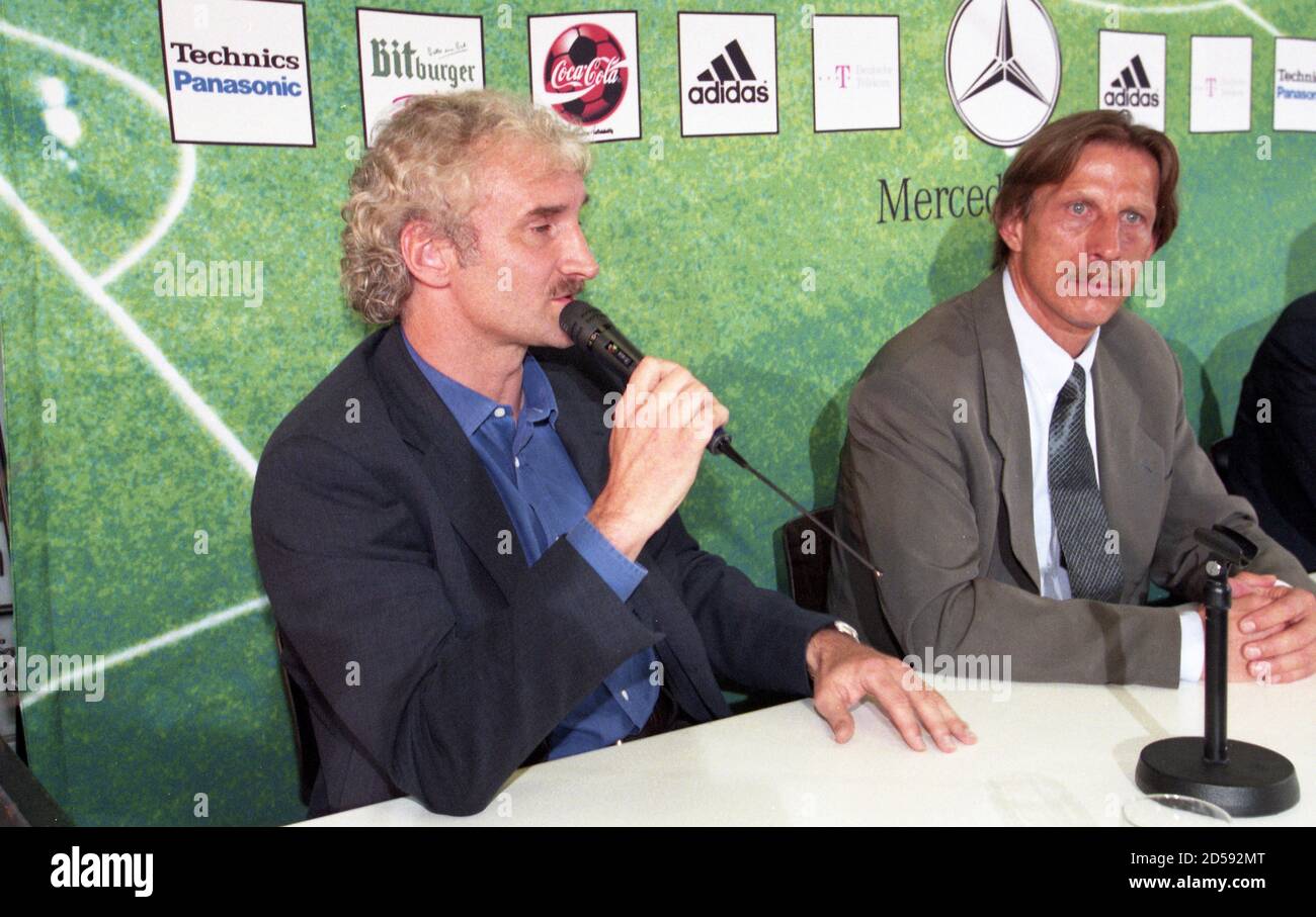 firo Fuvuball: July 2nd, 2000 in Kv? ln National team: press conference presentation of the new team boss, coach Rudi Vv? ller as team boss here with Christoph Daum. | usage worldwide Stock Photo