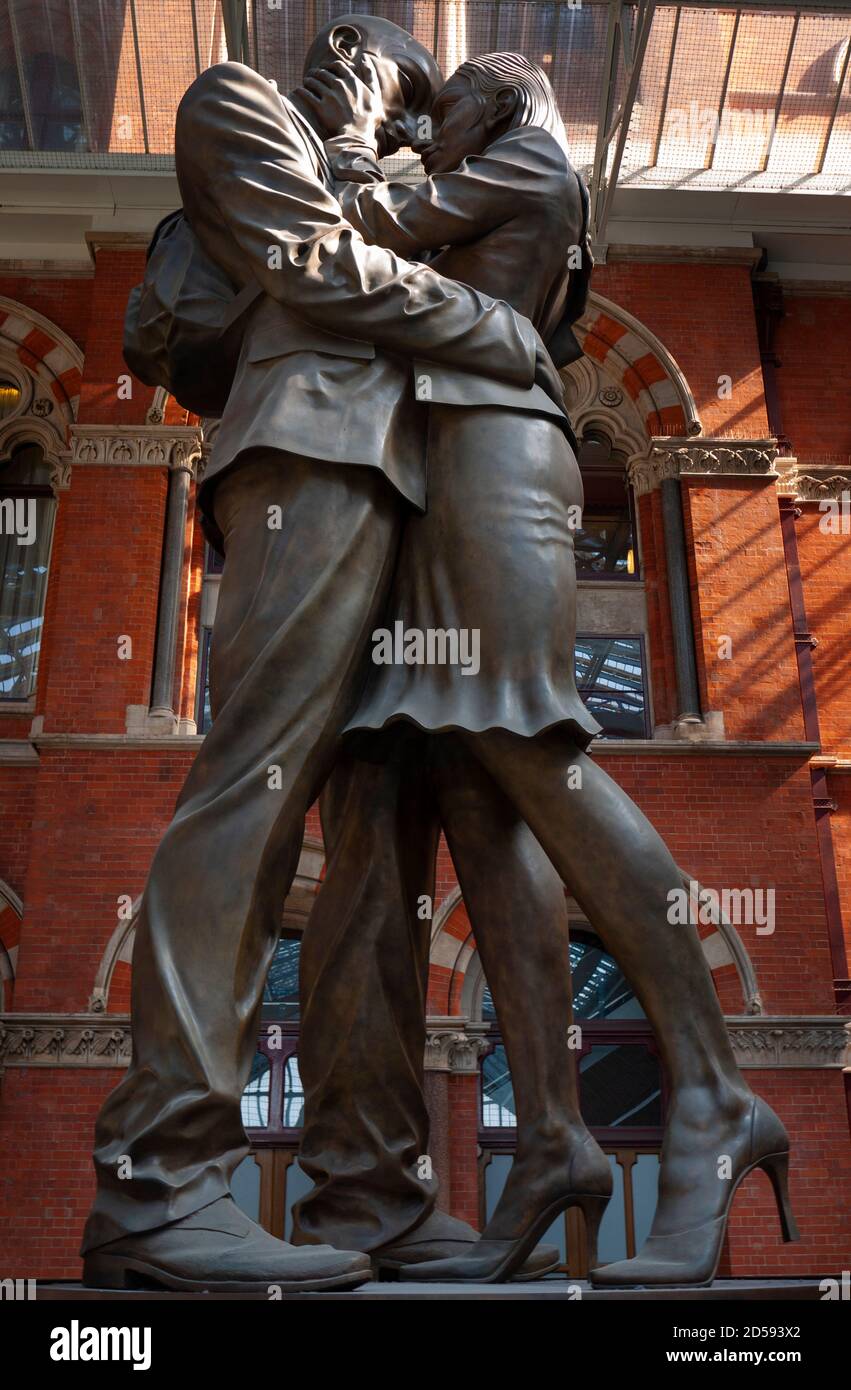 'The Meeting Place' bronze sculpture by Paul Day at St Pancras