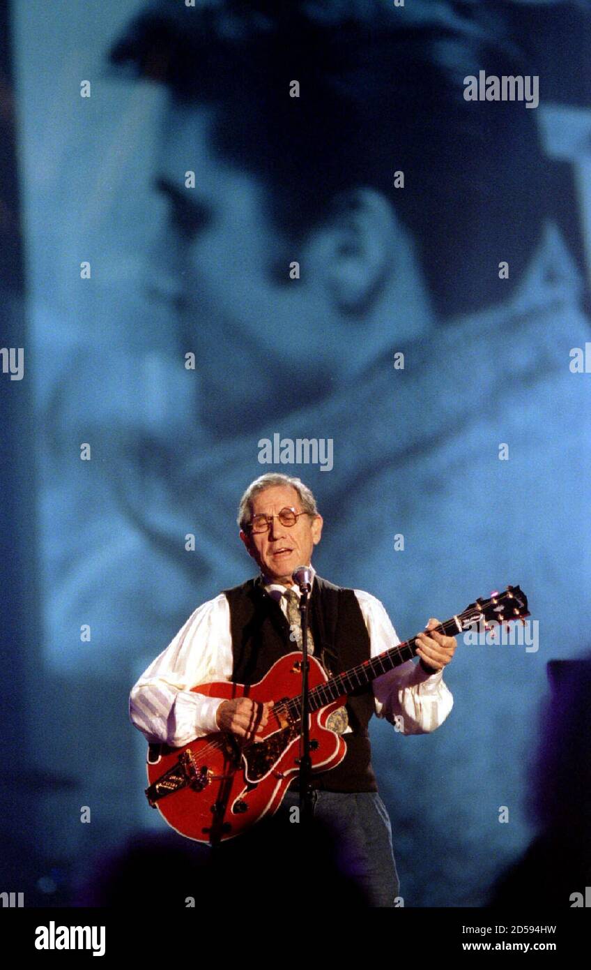 Country musician Chet Atkins performs Elvis-Presley's hit recording 'How's the World Treating You' during the Tribute to Elvis-Presley concert at the Pyramid Arena in Memphis October 8 Stock Photo