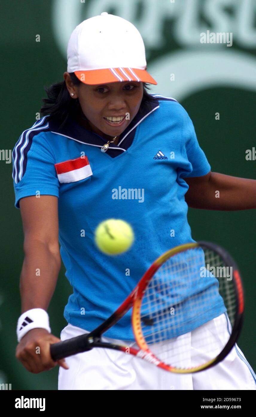 SPORT-ASIAGAMES-TENNIS:BANGKOK,16DEC98 - Indonesia's Yayuk Basuki makes a  return against China's Li Fang in the semi-finals of the women's singles  tennis competition at the 13th Asian Games in Bangkok December 16. Basuki  beat