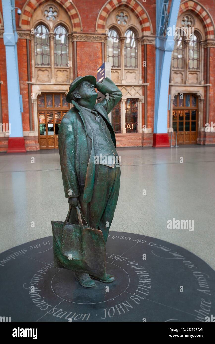 Bronze statue of British poet Sir John Betjeman at St Pancras International railway station, London, United Kingdom Stock Photo