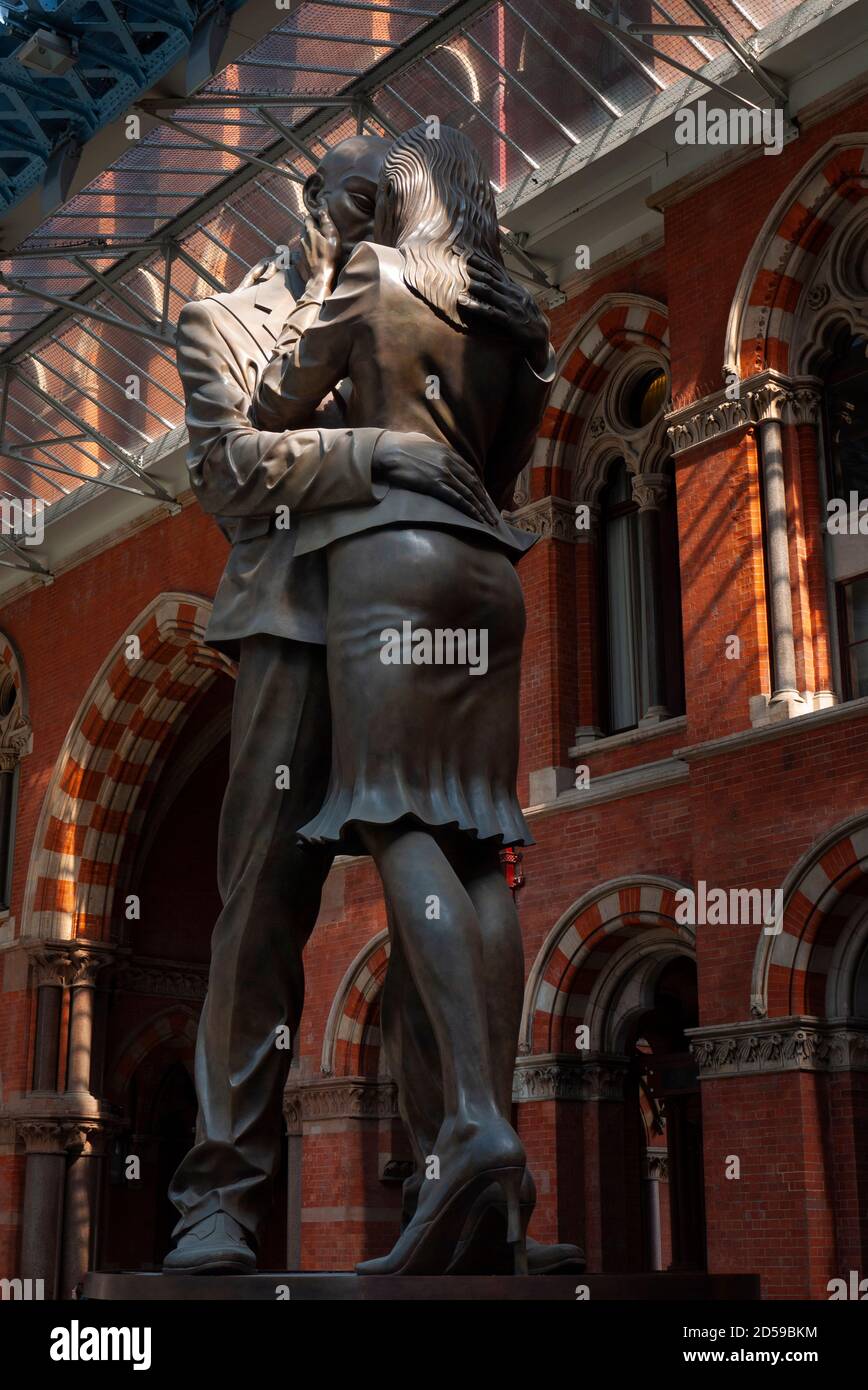'The Meeting Place' bronze sculpture by Paul Day at St Pancras