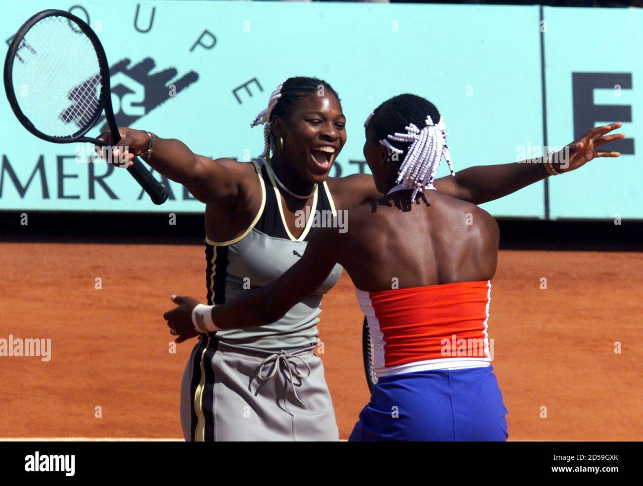 Venus (R) and Serena Williams of the USA celebrate after they defeated  Martina Hingis of Switzerland and Anna Kournikova of Russia in the ladies  doubles finals match of the Roland Garros French