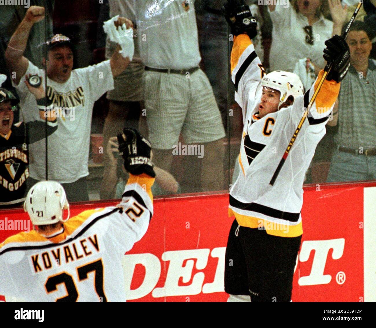 pittsburgh-penguins-jaromir-jagr-r-celebrates-after-scoring-the-tying-goal-against-the-new-jersey-devils-with-assists-by-german-titov-l-and-alexei-kovalev-during-the-third-period-of-game-6-of-the-first-round-of-nhl-playoffs-in-pittsburgh-on-may-2-jagr-then-scored-the-winning-goal-in-overtime-to-win-the-game-3-2-jcsv-2D59TDP Fast-Track Your Beachhandball2016