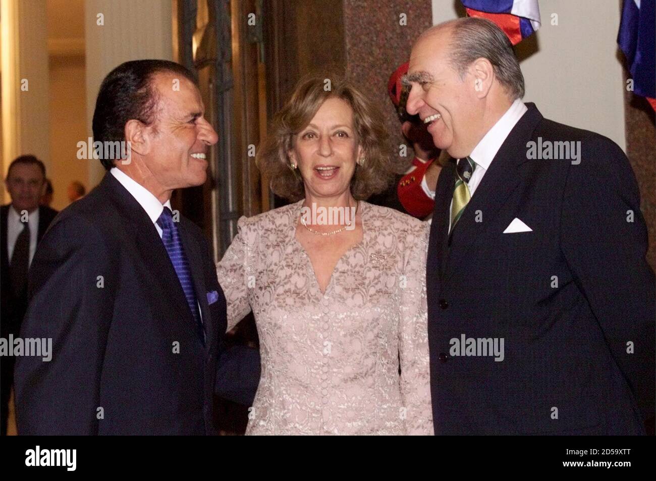 Uruguayan President Julio Maria Sanguinetti (R) and his wife Marta Canessa  greet Argentine President Carlos Menem in the door to the headquarters of  the Mercosur economic bloc before the start of a
