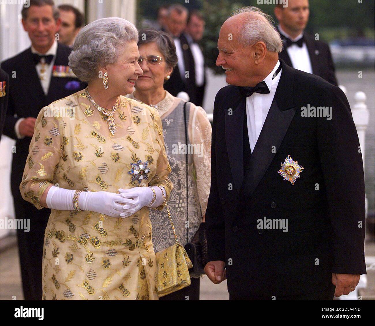 Britain's Queen Elizabeth jokes with Hungarian President Mr Goncz on  arrival at the Compleat Angler restaurant in Marlow June 24. Mr Goncz has  chosen to host dinner for The Queen in Marlow