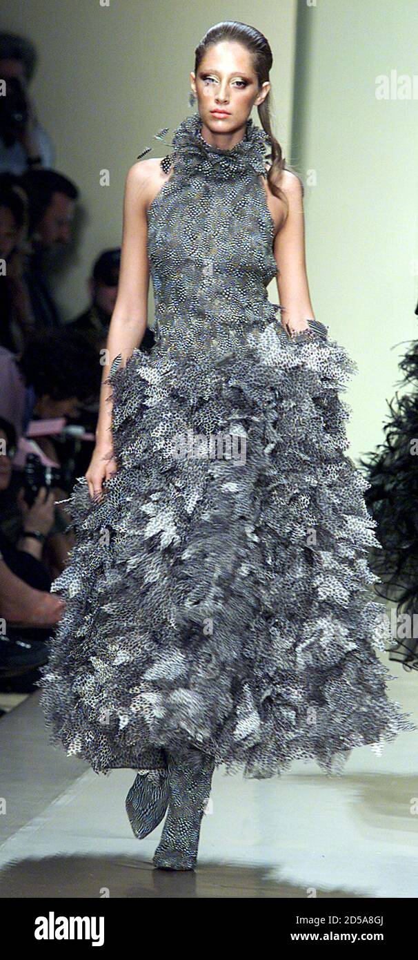 A model for French fashion house Pierre Balmain presents July 10 this  creation by American designer Oscar De La Renta as part of his Fall-Winter  2000-2001 Haute Couture fashion collection Stock Photo -