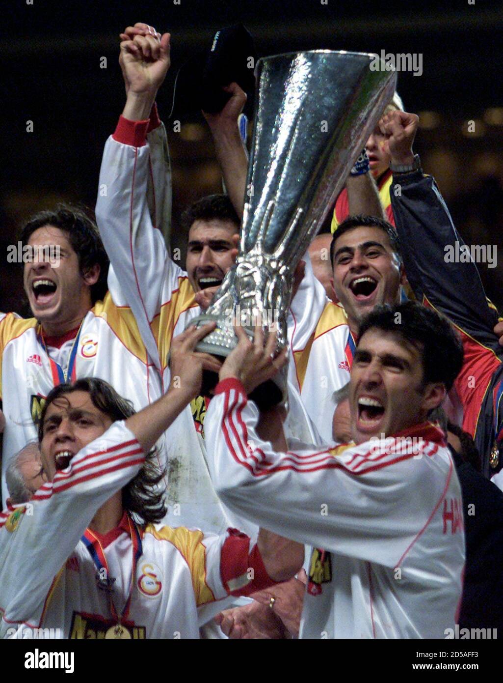 Galatasaray's Hakan Sukur (R) and Korkmaz Bulent (L) lift the UEFA Cup  after beating [Arsenal] in the final in Copenhagen's Parken stadium May 17.  Galatasaray won 4-1 on penalties Stock Photo - Alamy