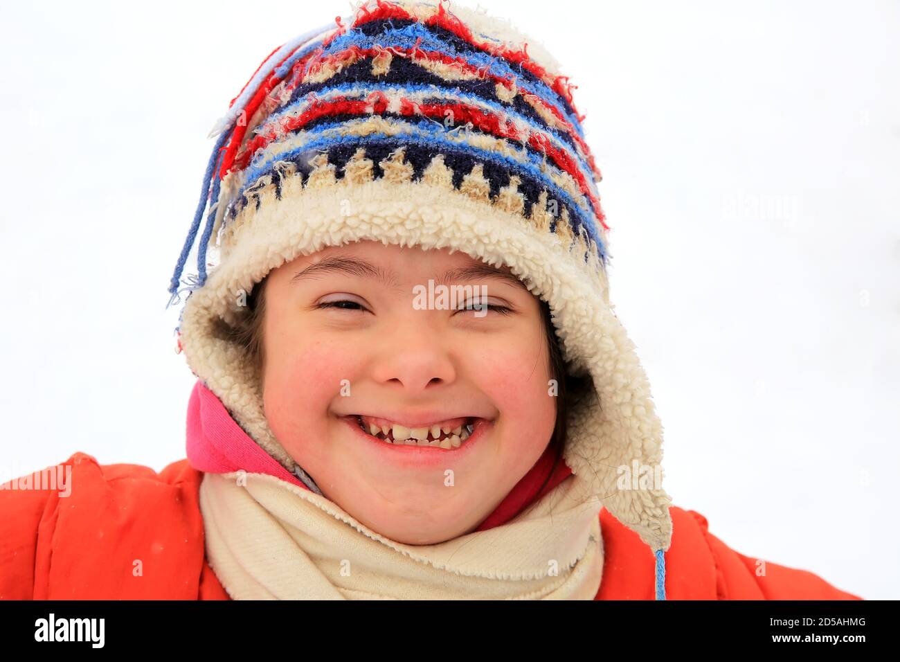 Portrait of beautiful little girl in the winter Stock Photo - Alamy