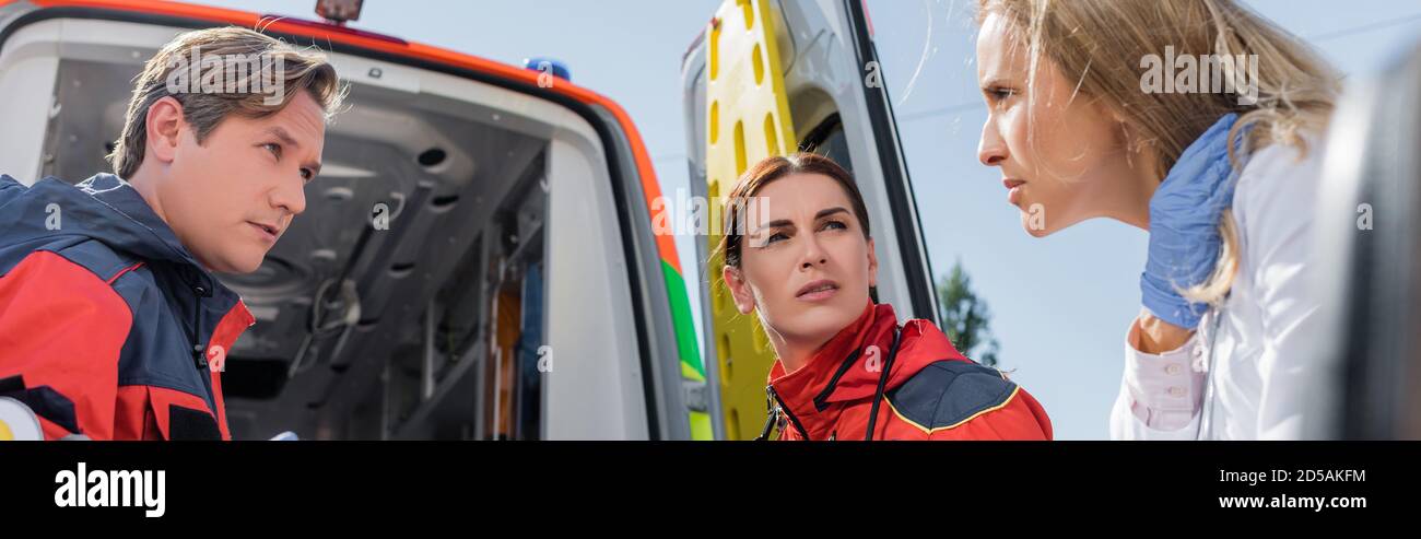 Paramedics looking hi-res stock photography and images - Alamy