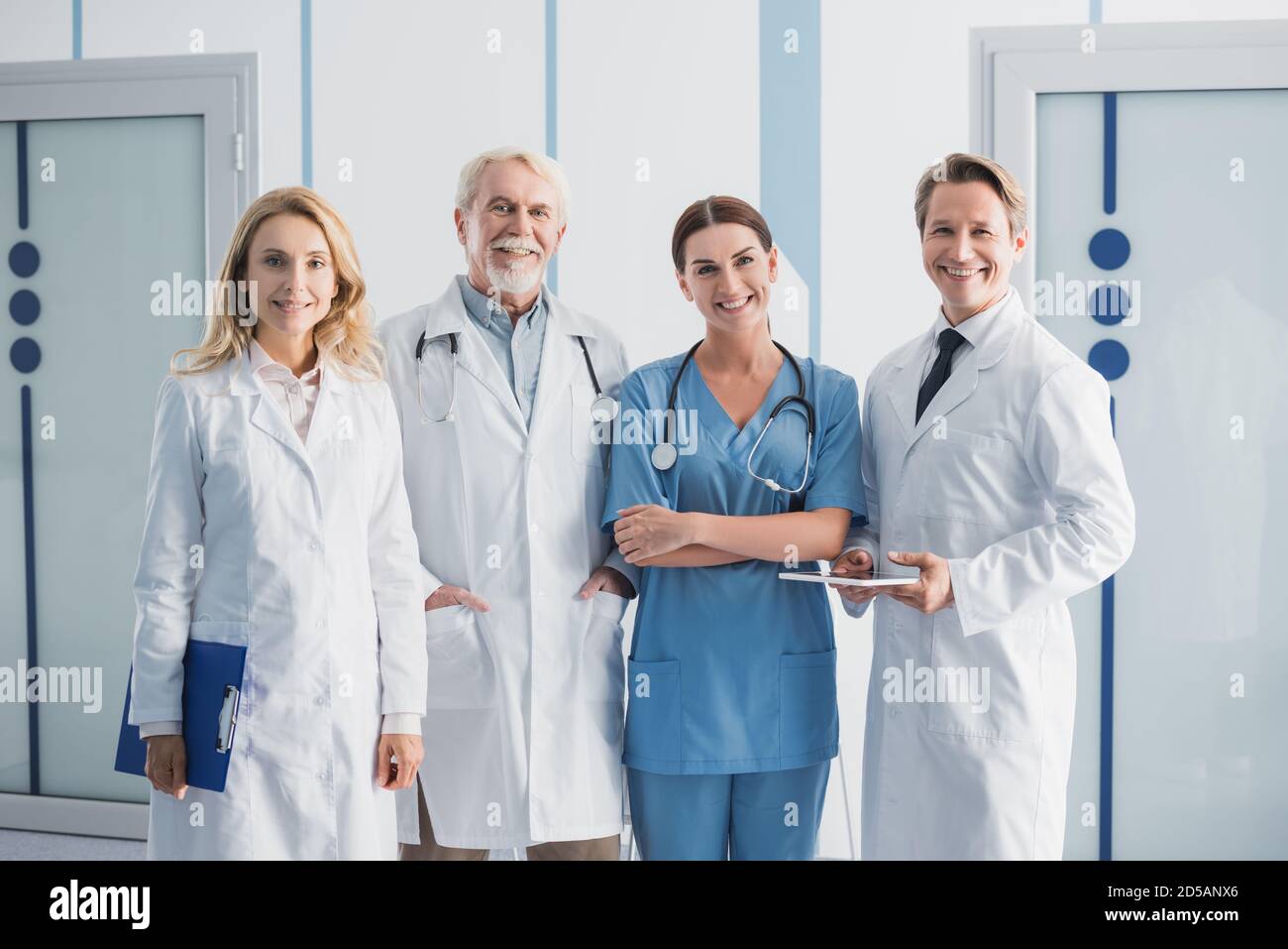 много врачей. сотрудники больницы. сотрудник больницы. группа врачей. красивый врач.