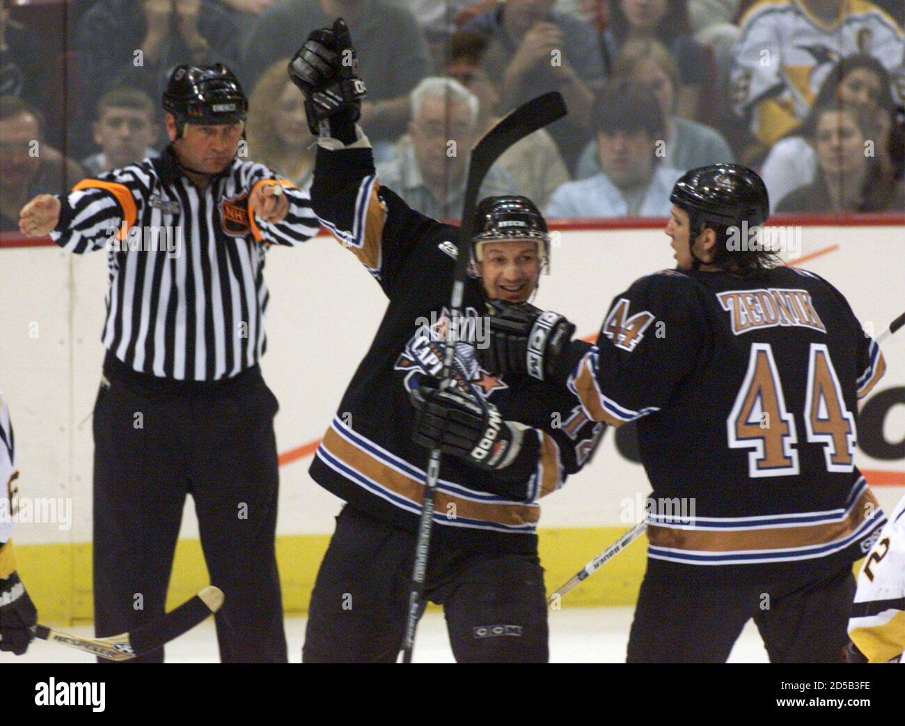 Washington Capitals Peter Bondra (L 