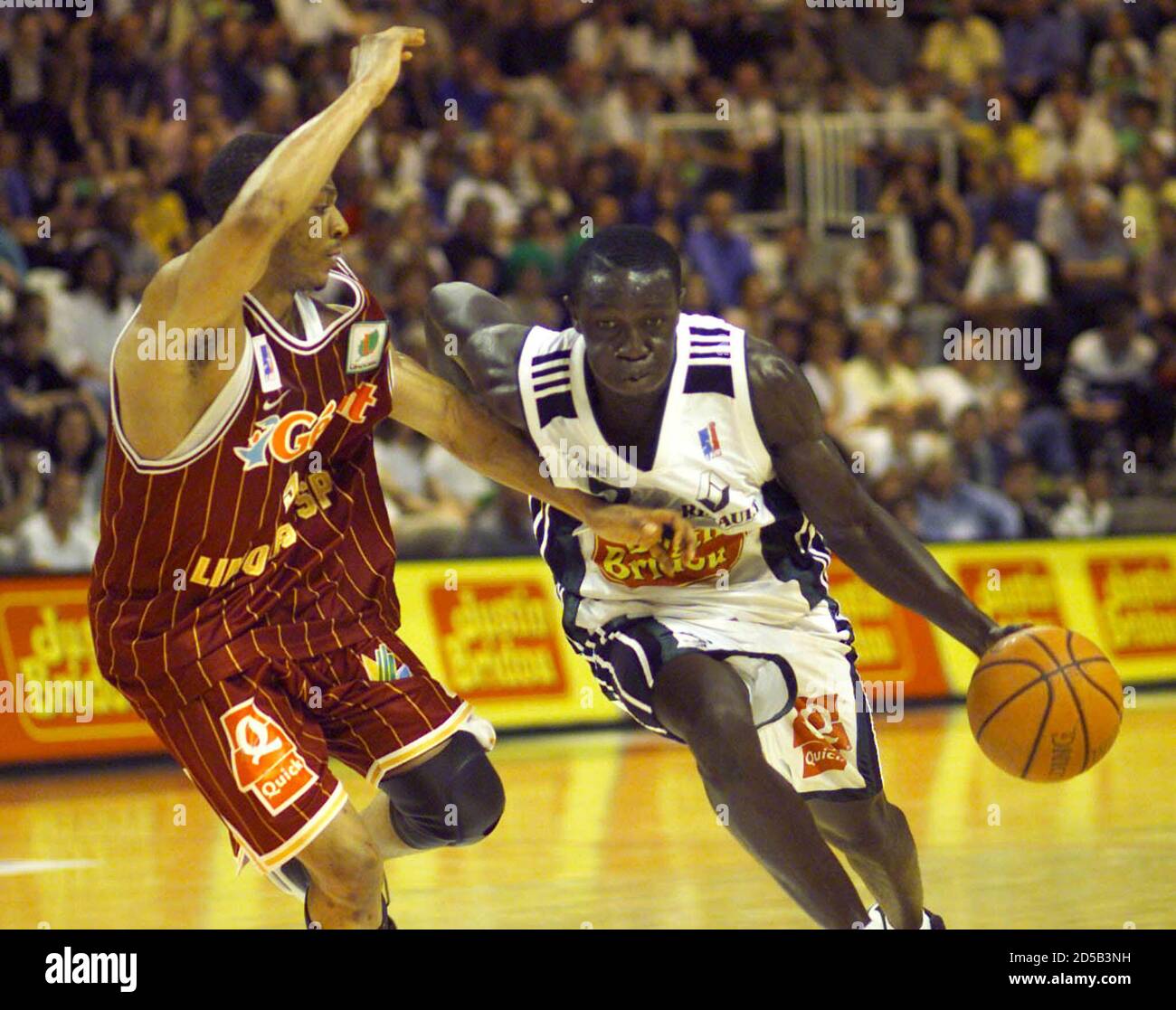 Mustapha Sonko (R) of ASVEL Villeurbanne drives past Marcus Brown (L) of  CSP Limoges during their first leg match of the French basketball  championship final May 16. JNA Stock Photo - Alamy