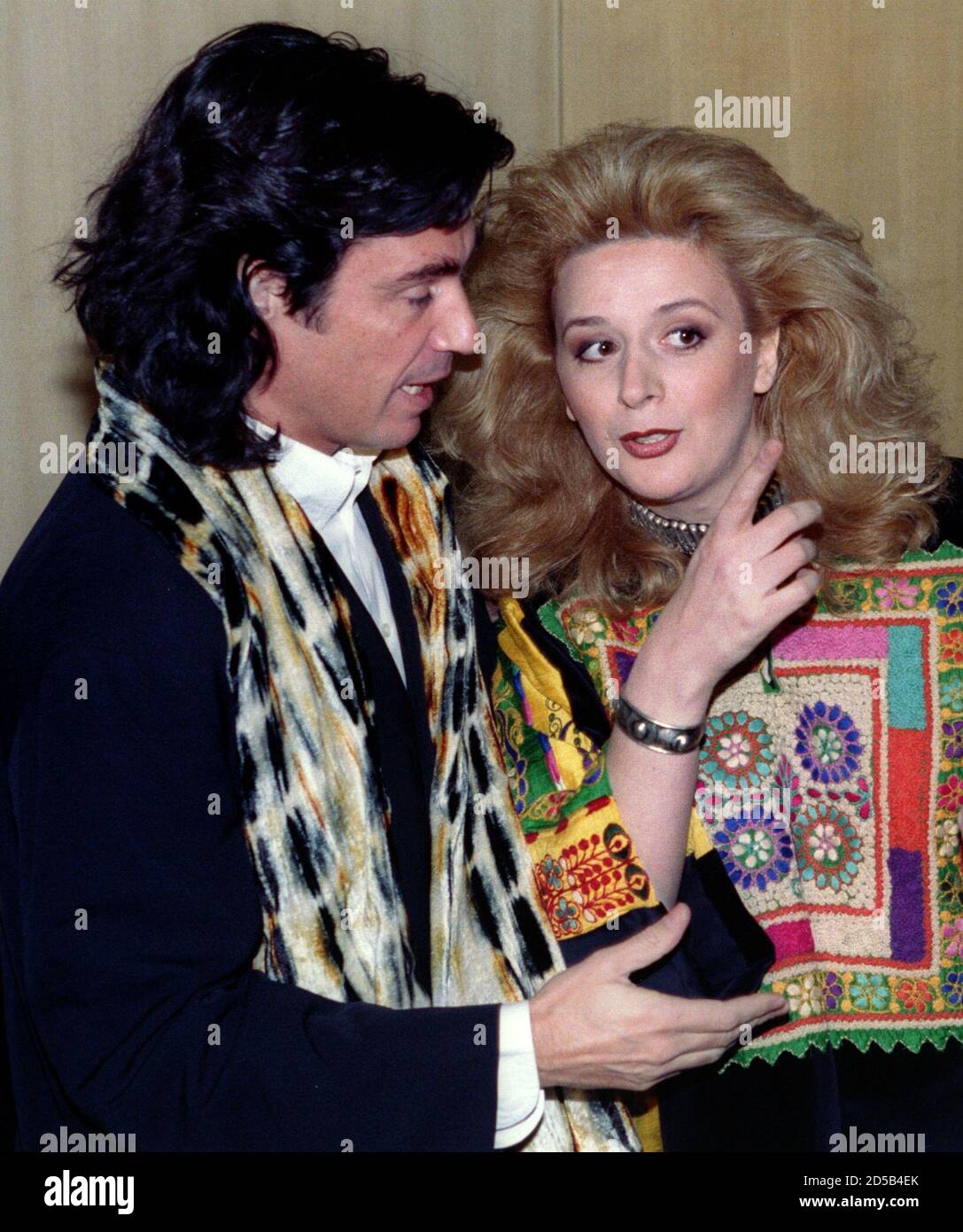 Suha Arafat (R) wife of PLO leader, leans towards French composer-musician  Jean-Michel Jarre (L) prior to the UNESCO gala, December 15th Stock Photo -  Alamy
