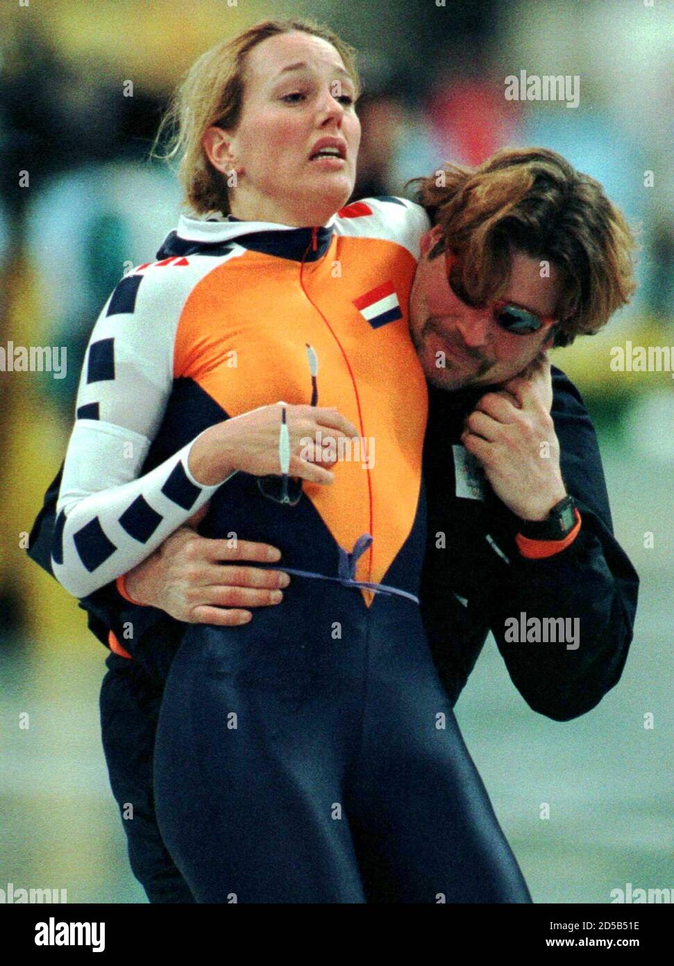 Blank udstødning fingeraftryk An exhausted Marianne Timmer of the Netherlands is helped by her coach  Peter Mueller after winning the Olympics women's 1,500 metres speed skating  race at the M-Wave stadium February 16. Timmer won