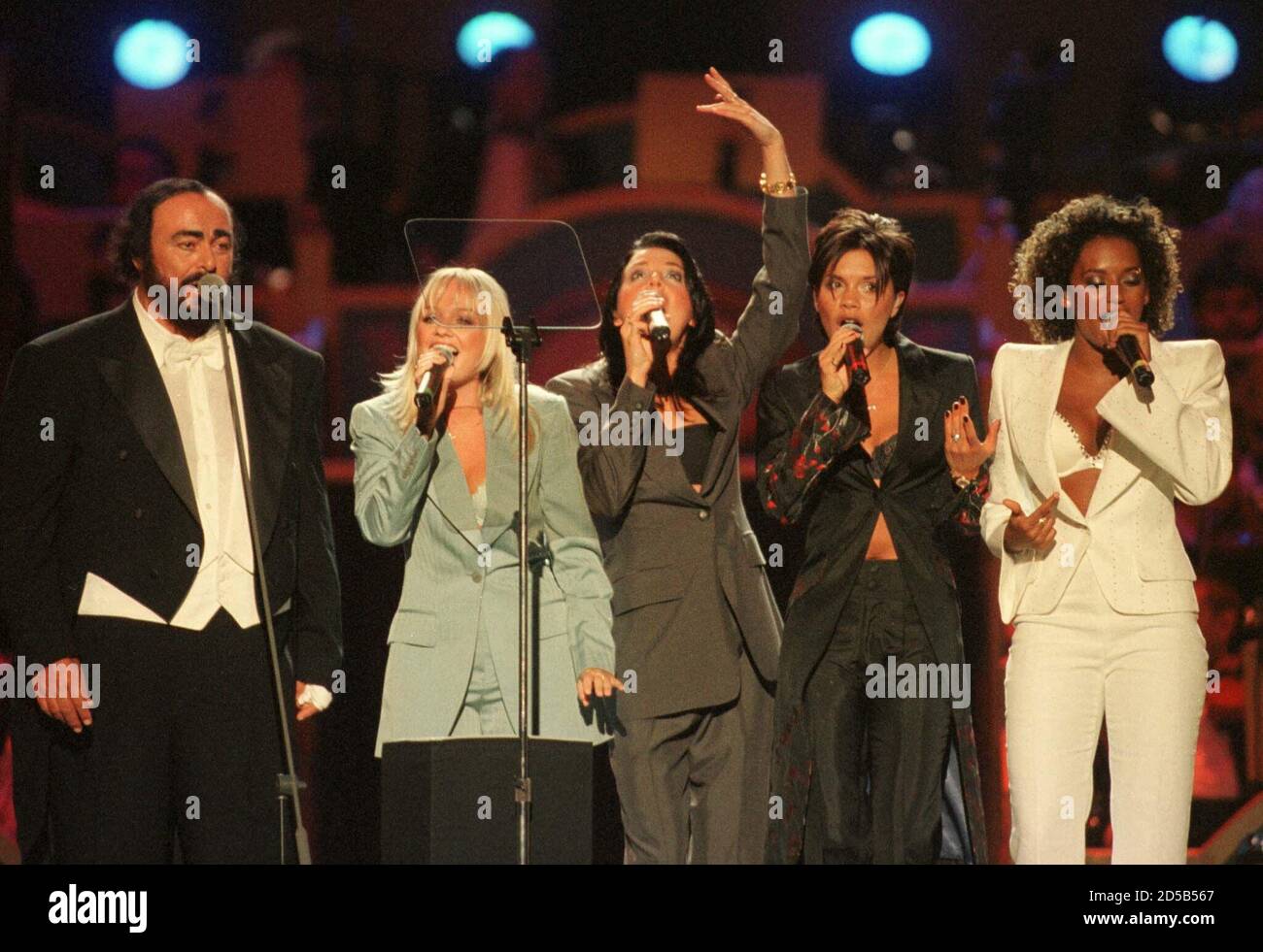 Luciano pavarotti on stage hires stock photography and images Alamy