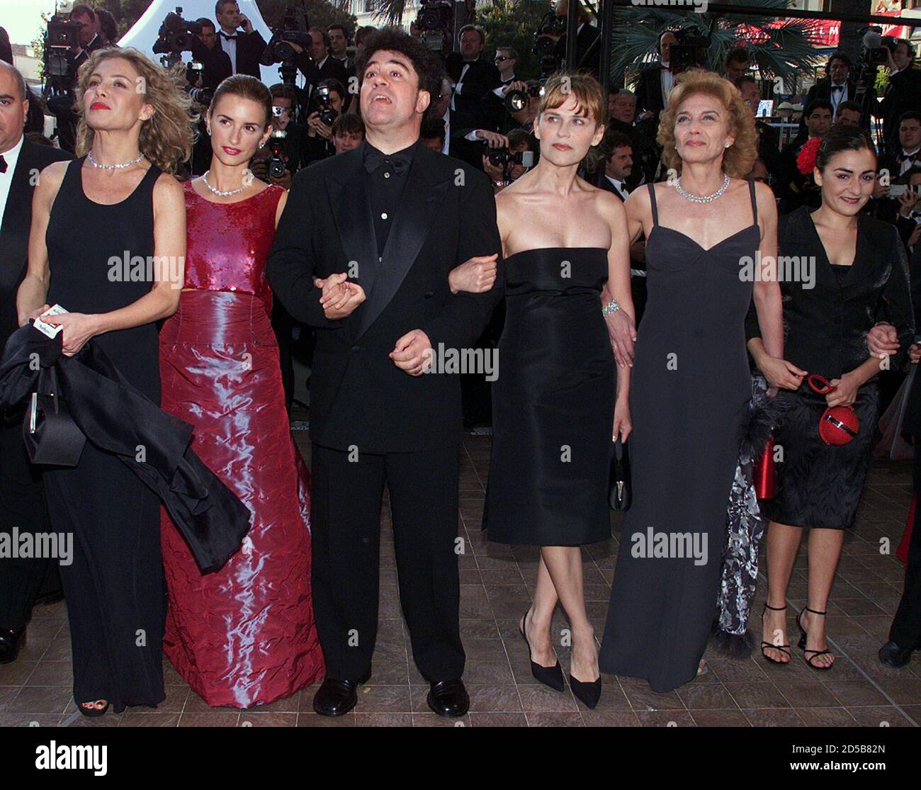 Spanish director Pedro Almodovar (3rd L) poses with his actresses (from L to R)  Cecilia Roth, Penelope Cruz, Antonia San Juan,Marisa Parades and Candella Pina as he arrives for the screening of his film 'Todo Sobre Mi Madre'  May 15. The film will be screened in competition  at the 52nd Cannes Film Festival.   ??» Stock Photo