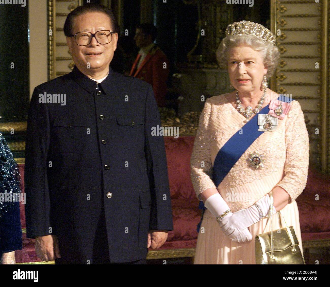 Chinese President Jiang Zemin and Queen Elizabeth (R) pose for a photograph  in the Music Room prior to a state banquet at Buckingham Palace October 19.  President Jiang is on a three-day